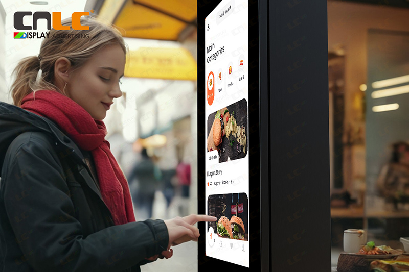 Mejora de la experiencia gastronómica al aire libre con quioscos digitales al aire libre