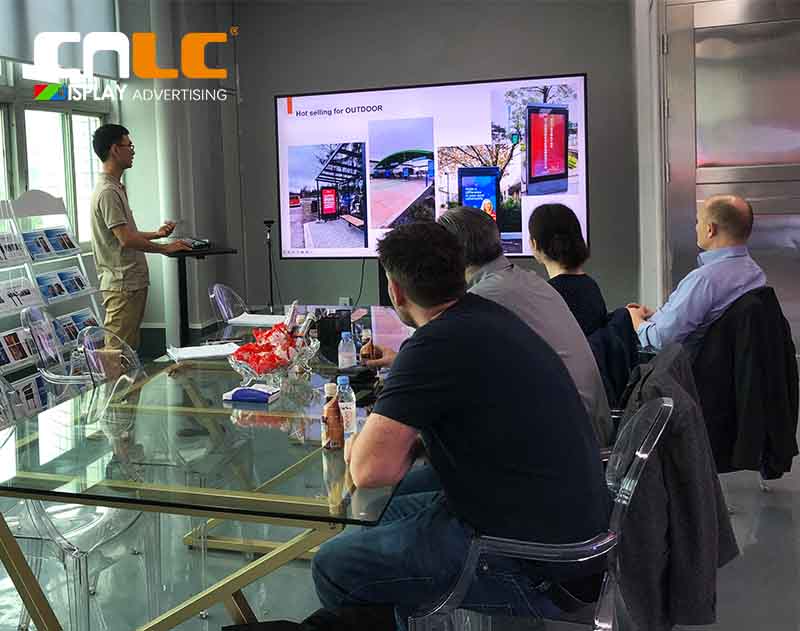 Los clientes visitan CNLC para explorar la señalización digital personalizada con una estructura de aluminio duradera.