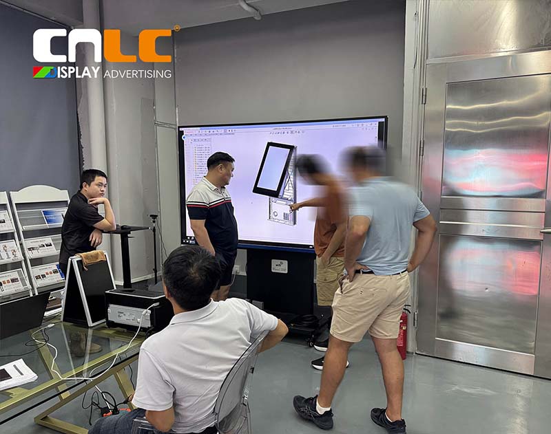 Un cliente europeo visita CNLC para el desarrollo conjunto de la pantalla LED para exteriores Mupi