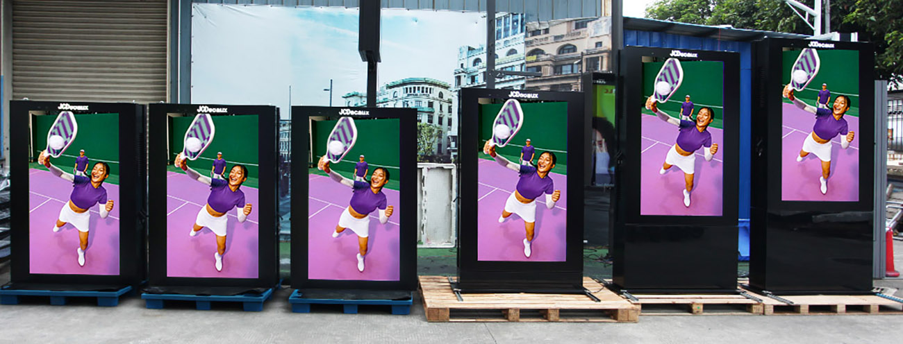 JCDecaux outdoor LCD digital signage featuring anti‑glare glass for improved sunlight readability and durability