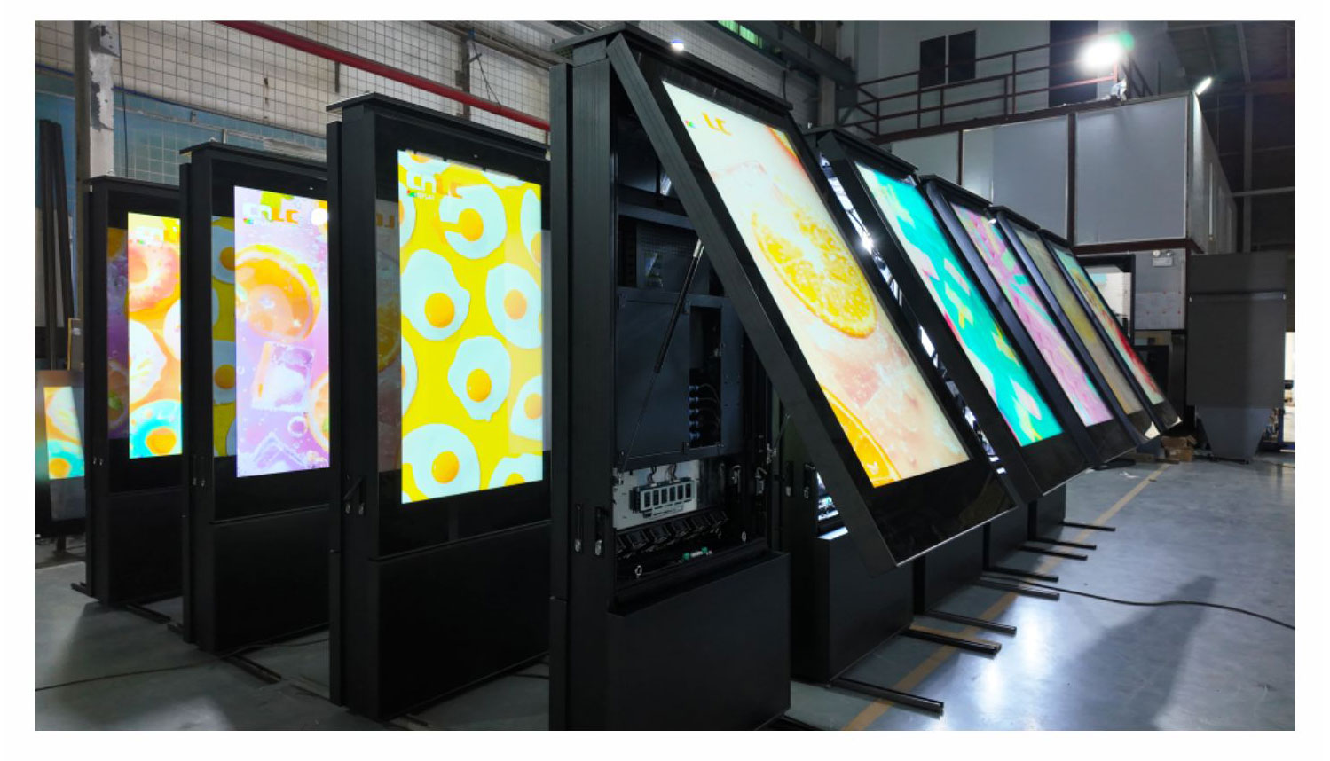 High brightness outdoor LCD display sunlight readable digital signage for harsh environments