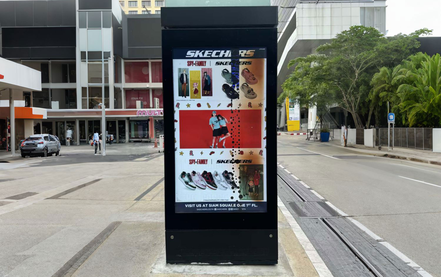 Outdoor LCD screen damage under sunlight showing yellowing and black spots due to heat exposure