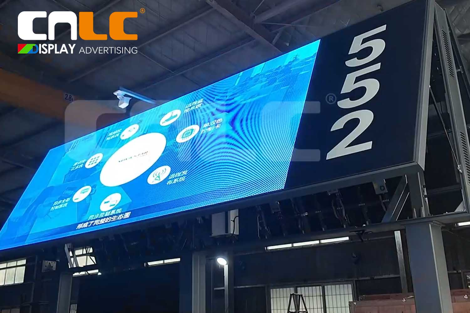 Valla publicitaria LED P5 para exteriores, ideal para proyectos en el extranjero.